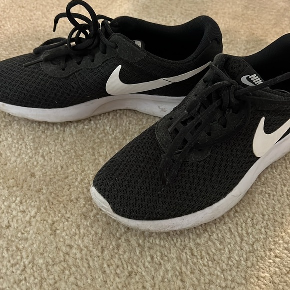 Nike black and white sneakers size 7.5 barely worn - Picture 4 of 4